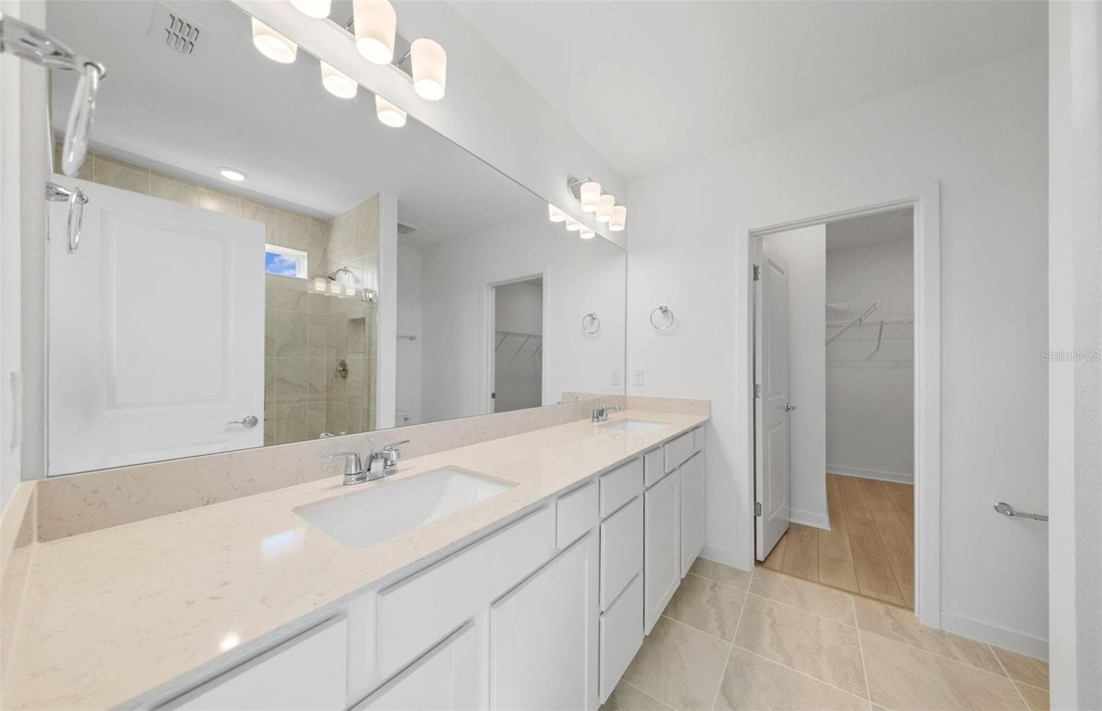 Owner's Bath w/Dual Sinks - 6888 SW 90TH LN, OCALA