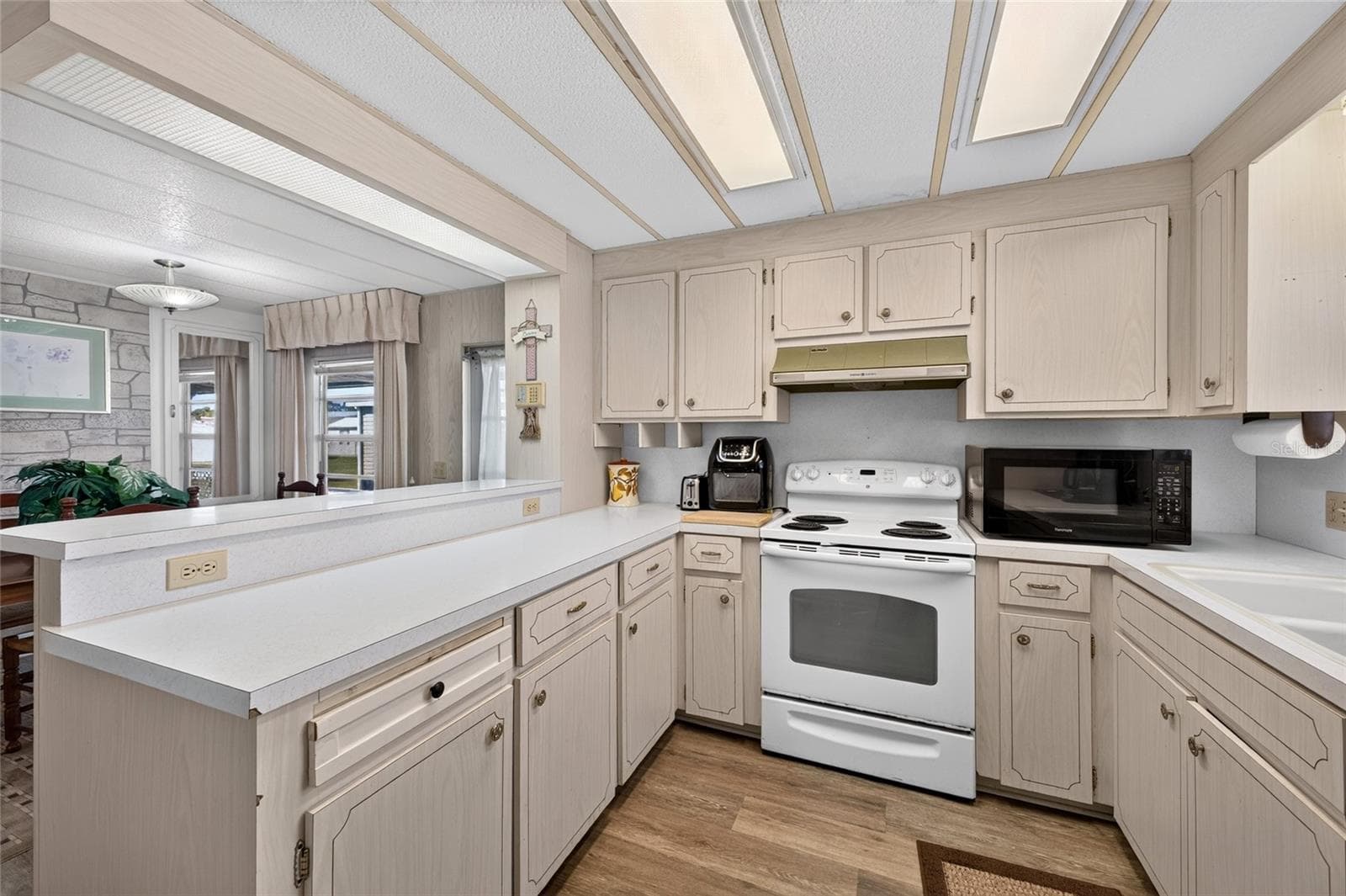 Fully equipped kitchen - 3503 NEW YORK AVE, SEBRING