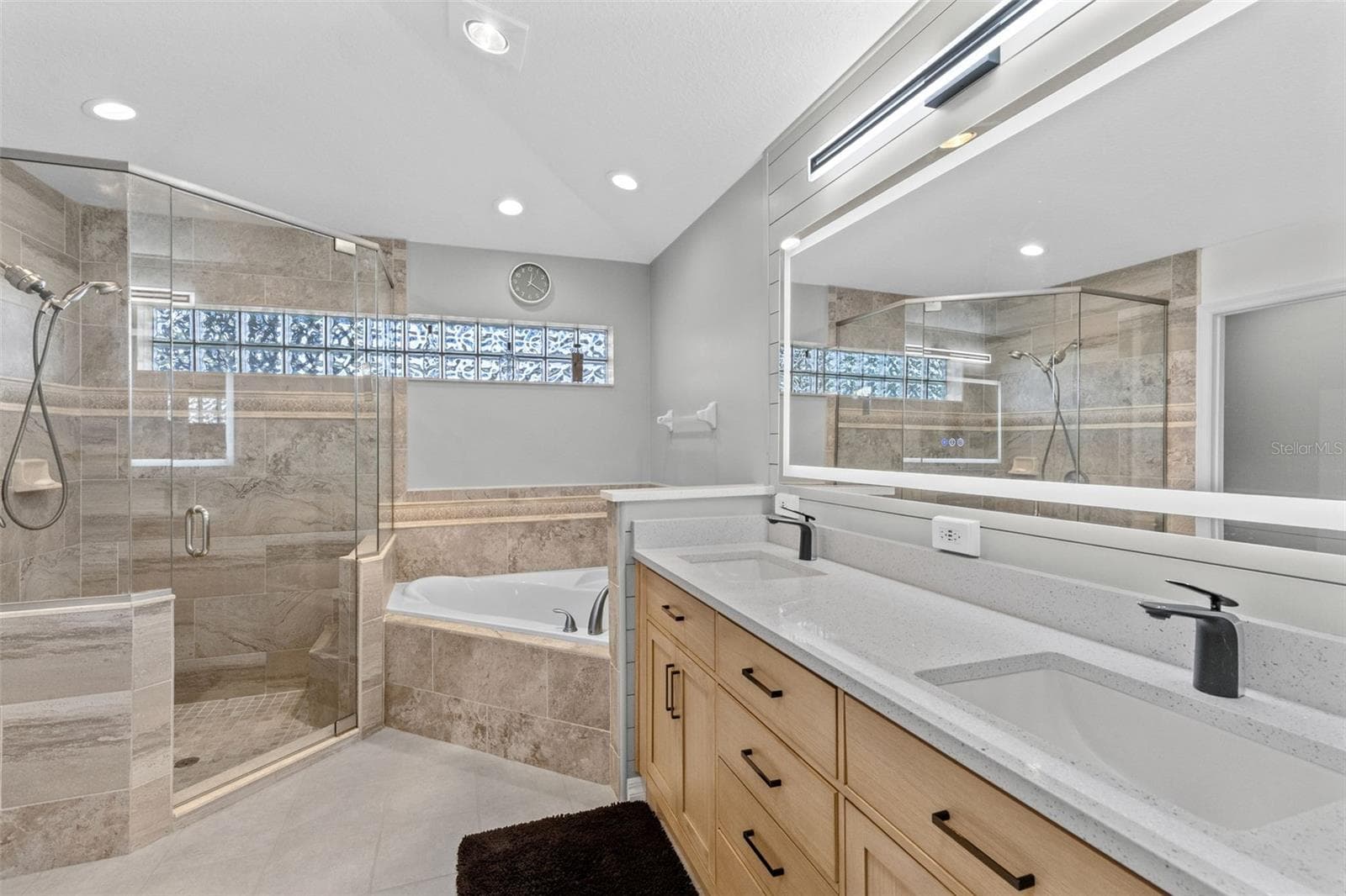 Shower, Soaking Tub, and Dual Sinks - 631 COPPER BEECH BLVD, DELTONA