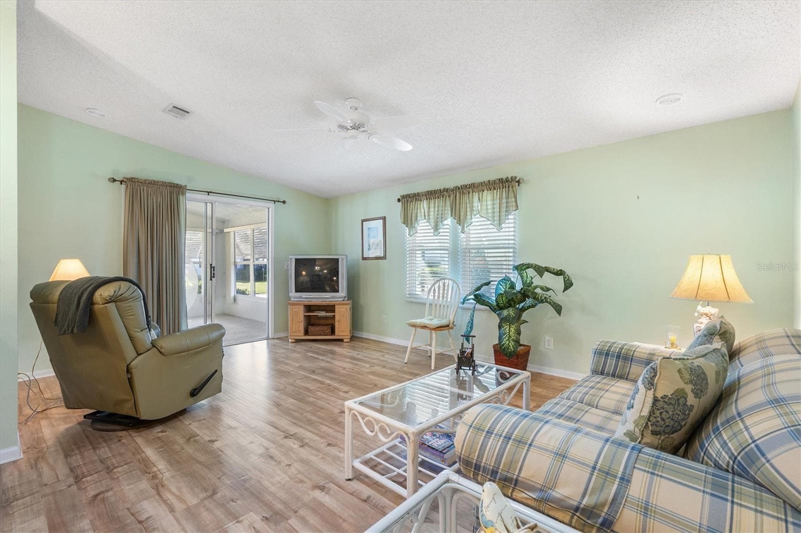 Living Room - 1228 PALMETTO DR, LADY LAKE