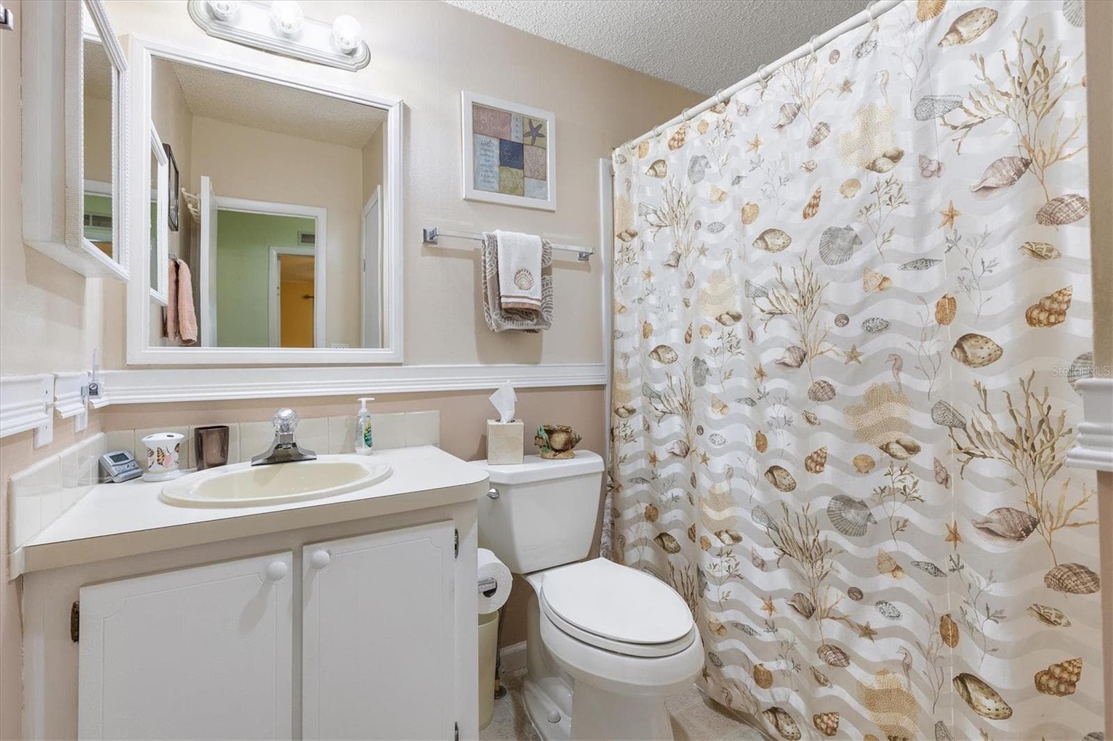 Guest Bath - 1228 PALMETTO DR, LADY LAKE