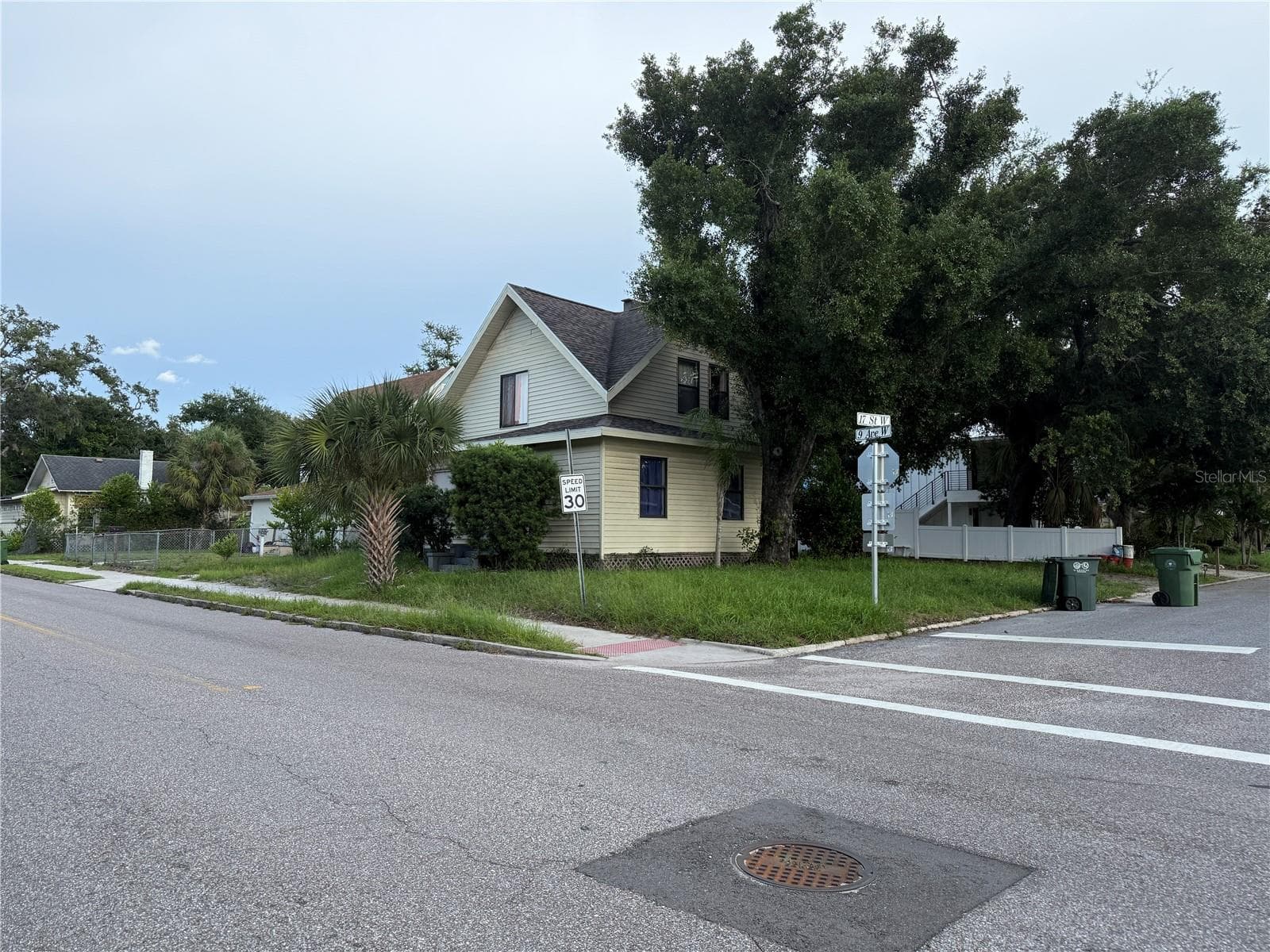 Duplex at 1625 9TH AVE W, BRADENTON, photo 3 of 8