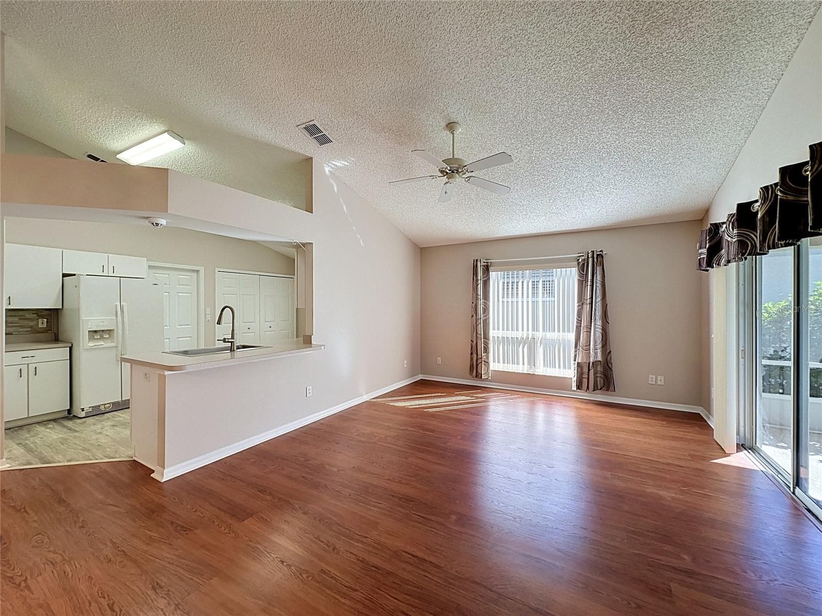 Kitchen & Living Room - 4004 CAPLAND AVE, CLERMONT
