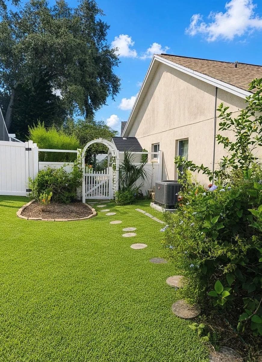 Single Family Residence at 8701 MIDDLE CROSS PL, TAMPA, photo 6 of 20