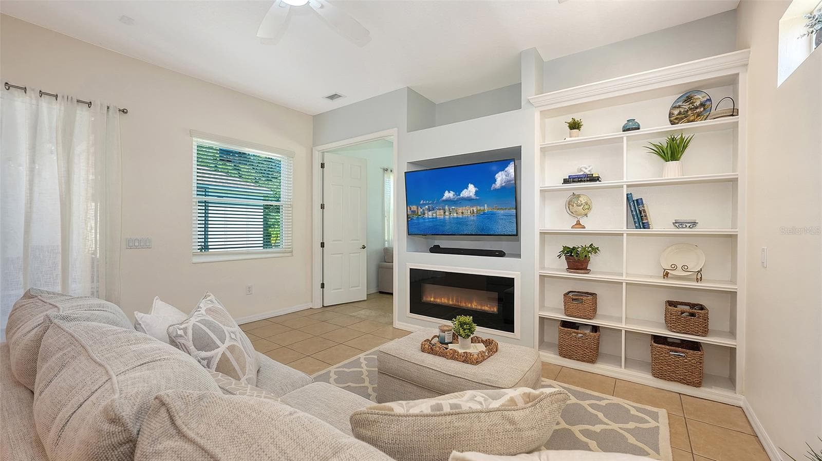 Single Family Residence at 15213 BLUE FISH CIR, LAKEWOOD RANCH, photo 16 of 38