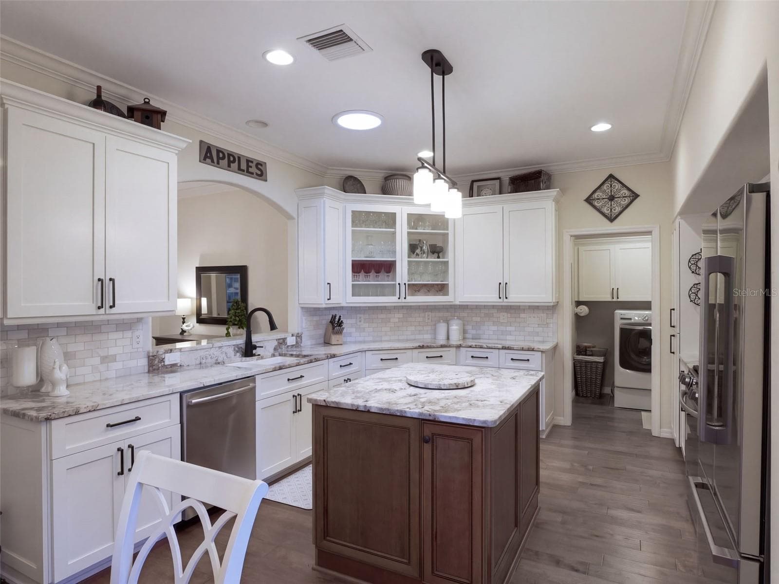 Tons of cabinets, updated with fine finishings - 21411 ROYAL TROON DR, LEESBURG