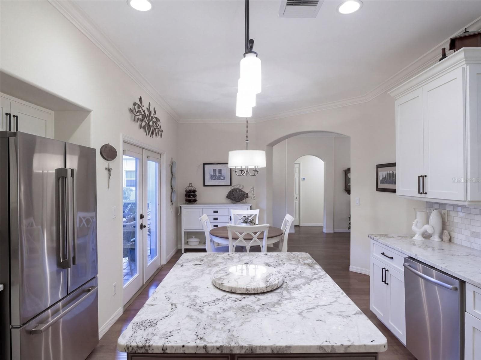 Large Island in the York's infamous kitchen design - 21411 ROYAL TROON DR, LEESBURG