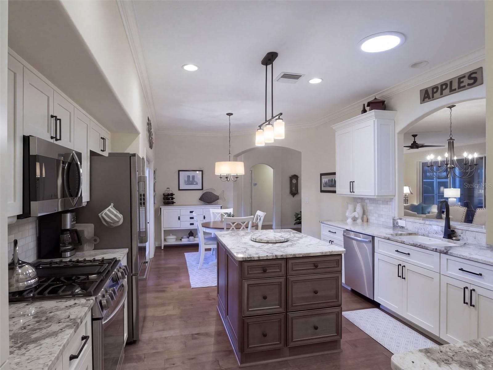 Granite counters & stainless appliances - 21411 ROYAL TROON DR, LEESBURG