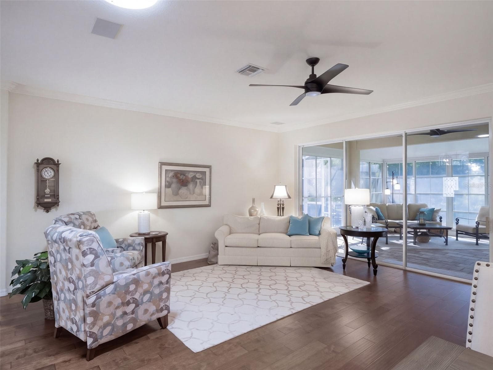Large living with crown molding - 21411 ROYAL TROON DR, LEESBURG