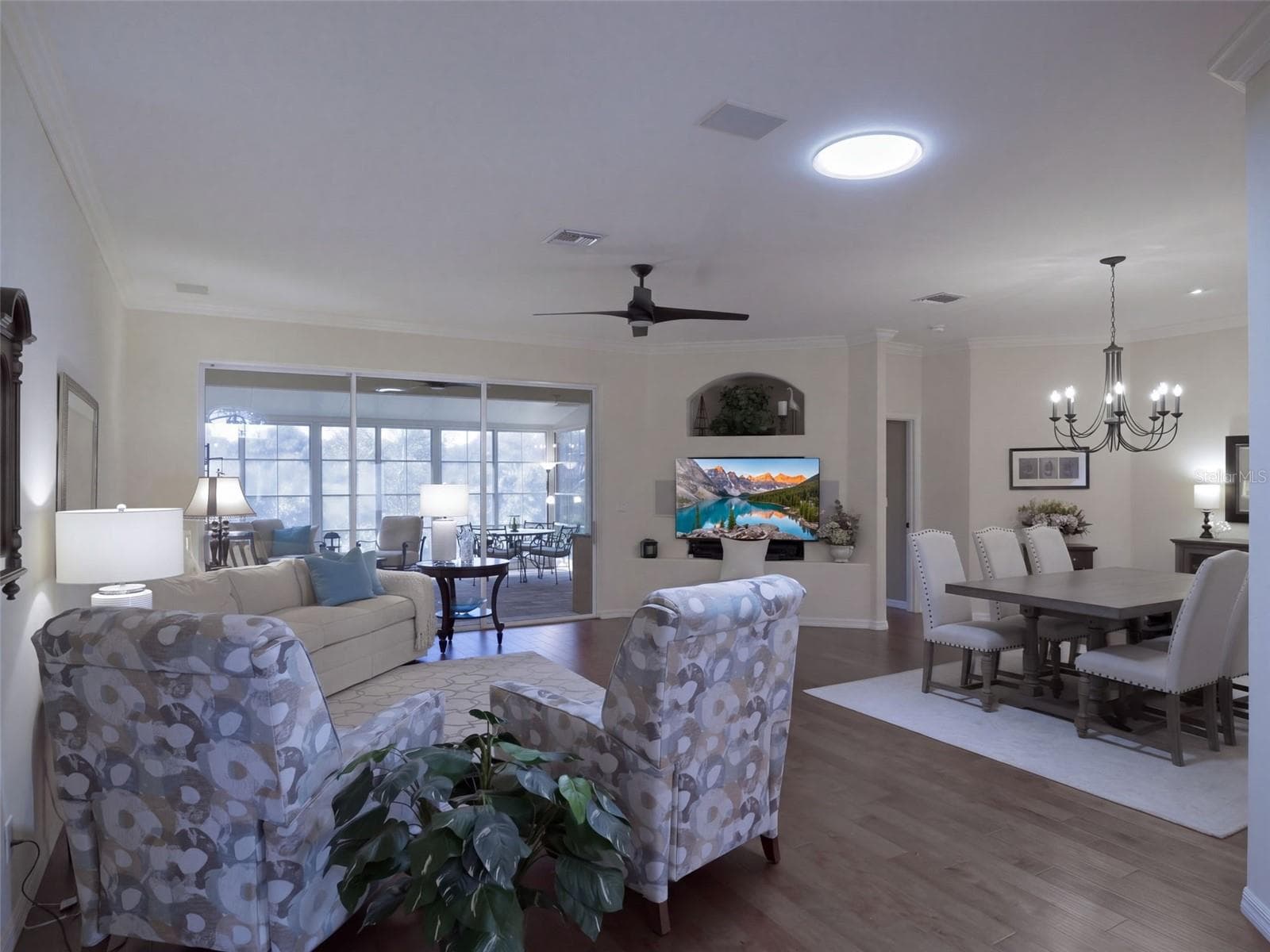 An open floor plan for entertaining friends - 21411 ROYAL TROON DR, LEESBURG