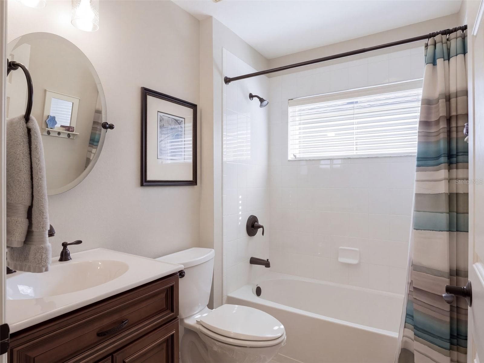 Guest bathroom with shower/tub - 21411 ROYAL TROON DR, LEESBURG