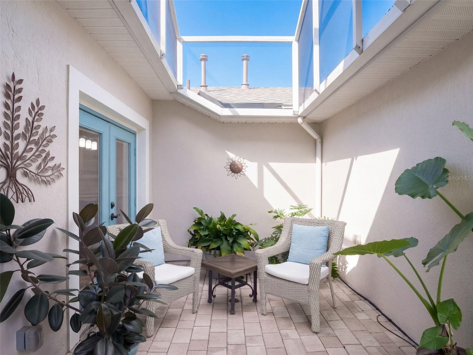 The screen courtyard - 21411 ROYAL TROON DR, LEESBURG