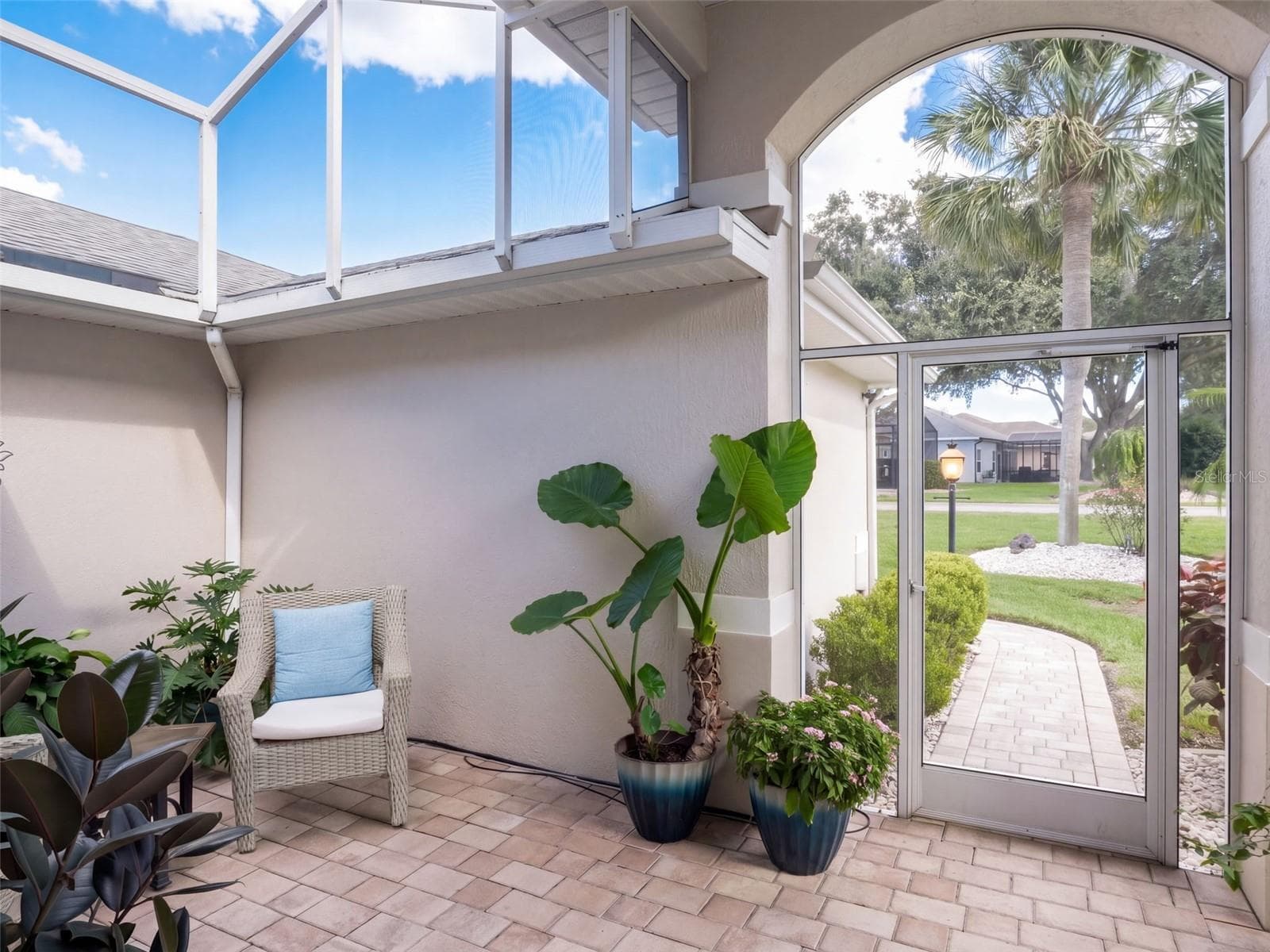 Screened entry and a great place to enjoy your morning coffee - 21411 ROYAL TROON DR, LEESBURG