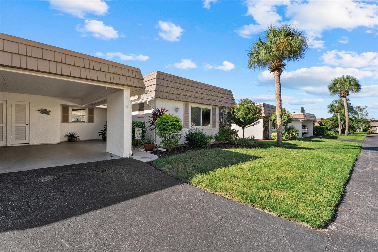 Front Villa Left - 2320 AQUABLUFF PL #V274, SARASOTA