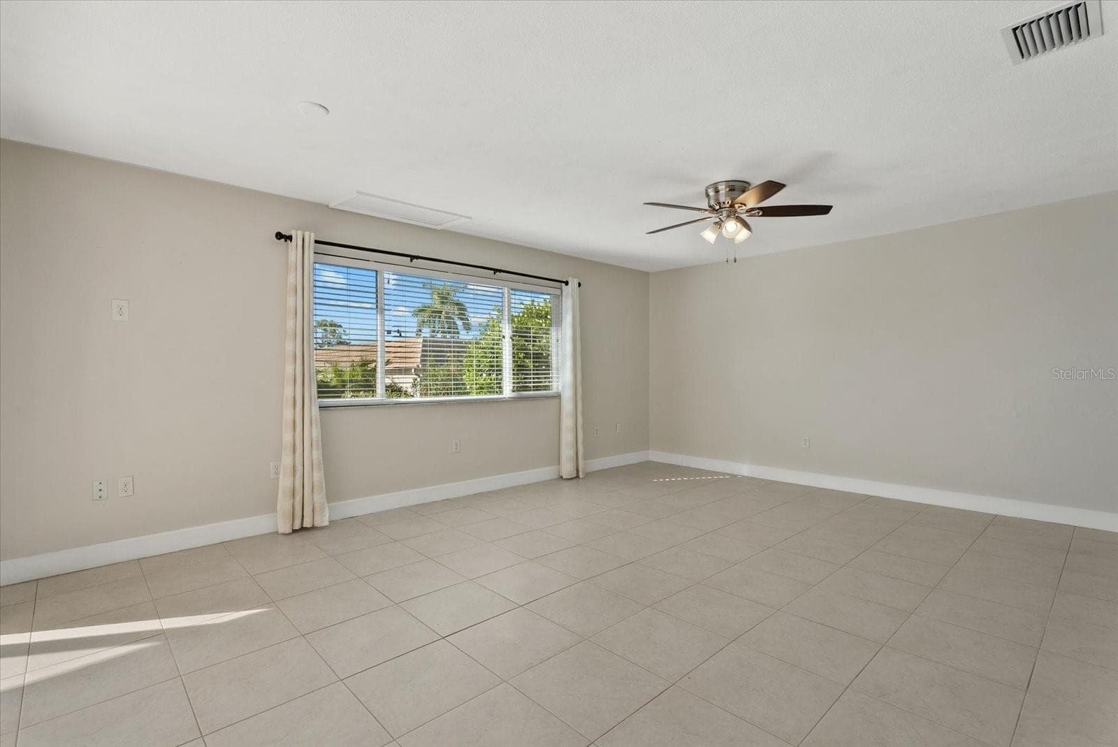 Living Room - 2320 AQUABLUFF PL #V274, SARASOTA