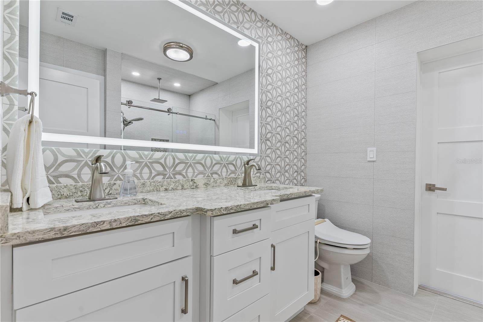 Guest Bathroom - 404 HARBOR DR S, INDIAN ROCKS BEACH