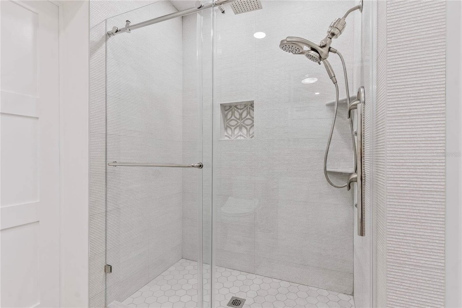 Guest Bathroom - 404 HARBOR DR S, INDIAN ROCKS BEACH