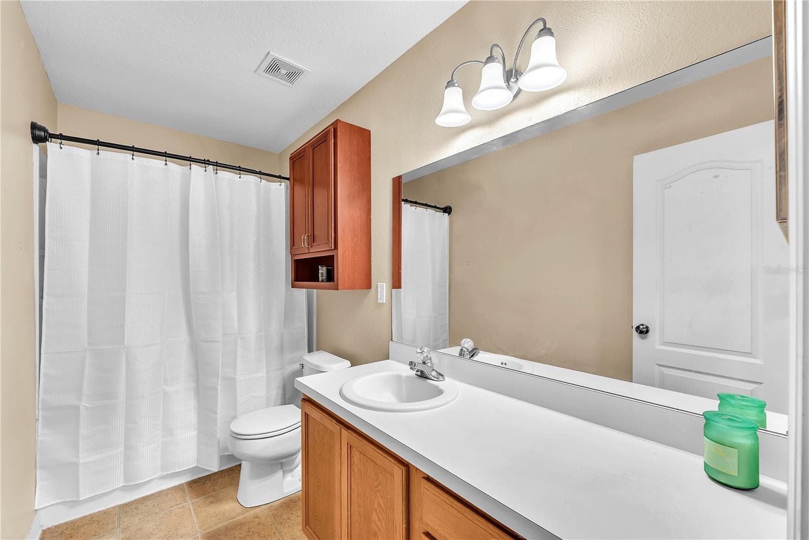 This full bathroom is shared by the two upstairs secondary bedrooms. - 18801 SUNTERRA DR, LAND O LAKES