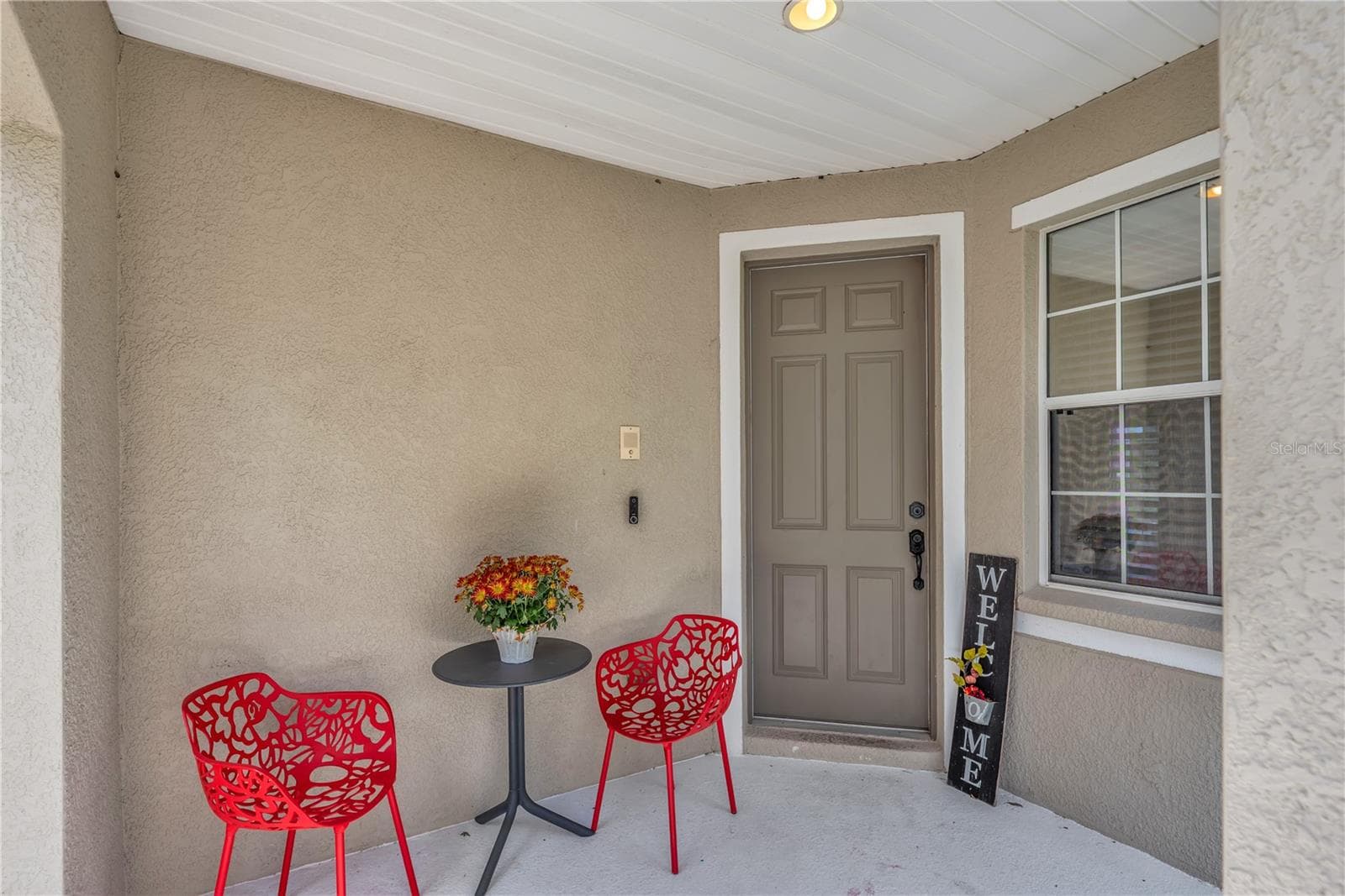 Inviting covered front porch. - 18801 SUNTERRA DR, LAND O LAKES