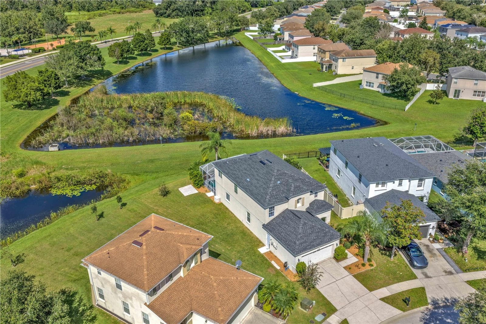 Located in Tierra Del Sol, residents enjoy scenic lakes, green spaces, and a neighborhood park that hosts regular community events, including popular Friday night food trucks. - 18801 SUNTERRA DR, LAND O LAKES