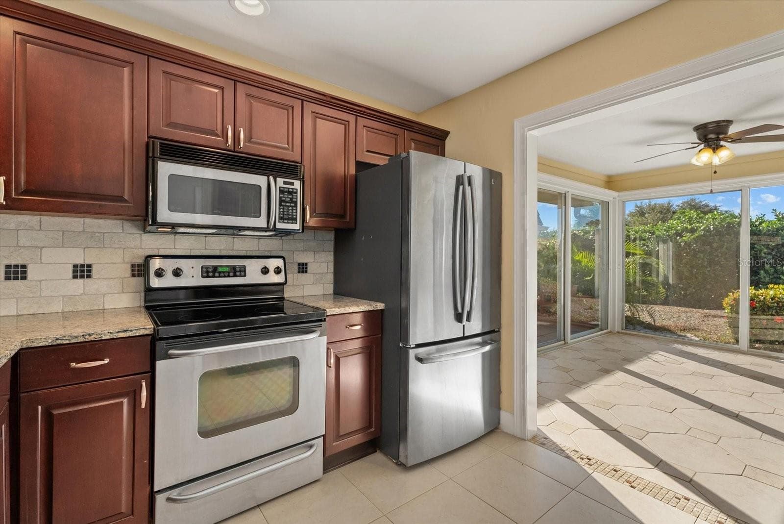 Kitchen Stove and Dining View - 2320 AQUABLUFF PL #V274, SARASOTA