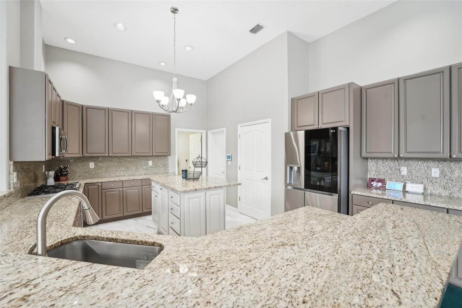 Single Family Residence at 6428 RENWICK CIR, TAMPA, photo 16 of 73