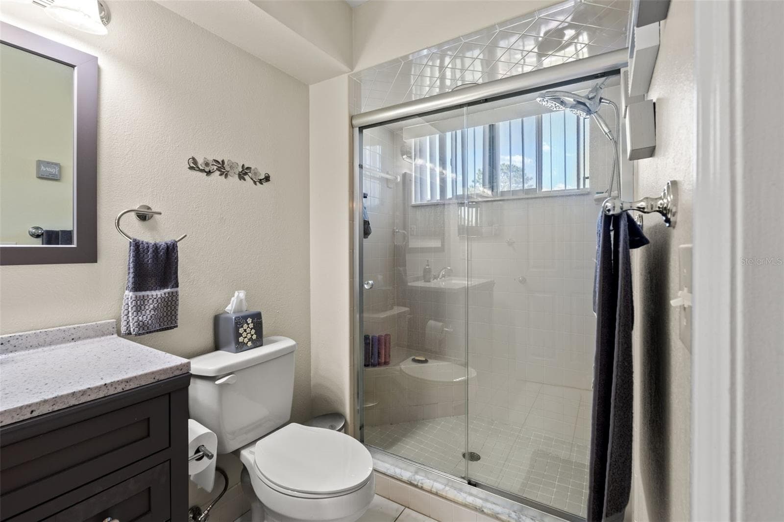 Updated Primary En-Suite w/ Walk-In Shower - 11530 SW 84TH AVENUE RD, OCALA