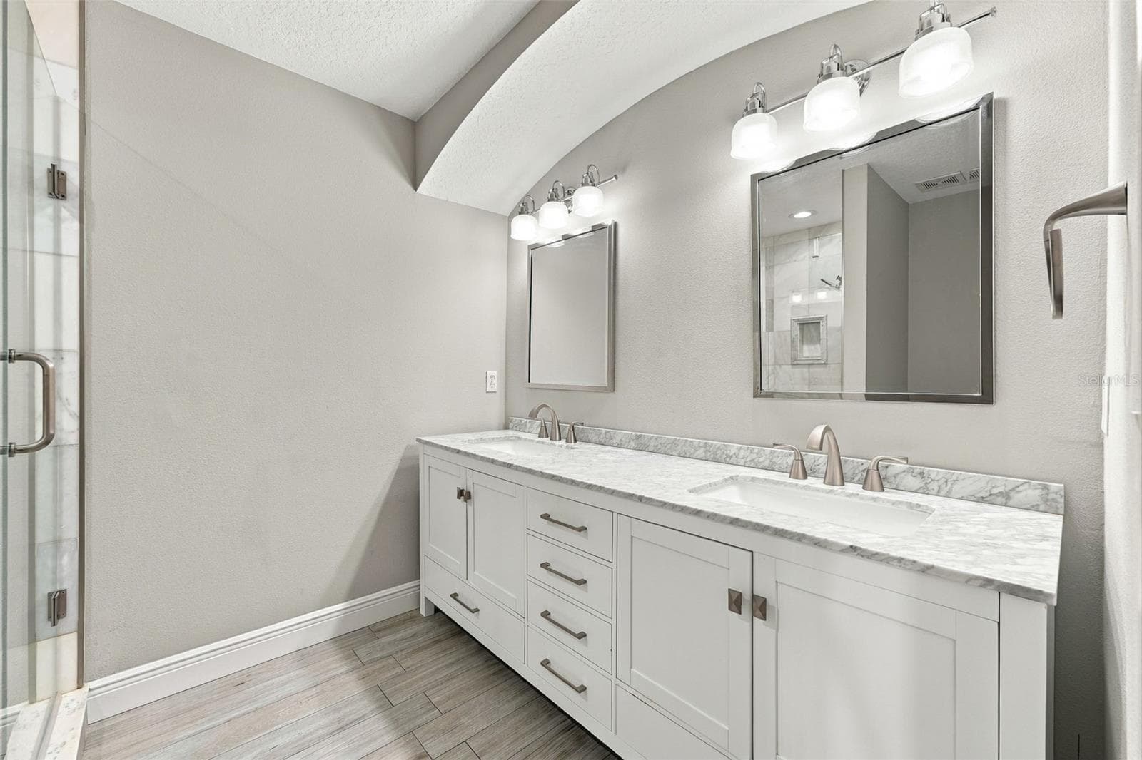 Primary Bathroom Double Sinks - 2202 ELIZABETH AVE #B, ORLANDO