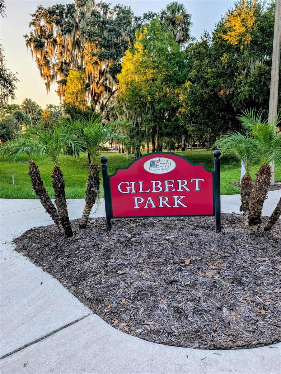 Just a few steps from Gilbert Park - 731 LIBERTY AVE, MOUNT DORA