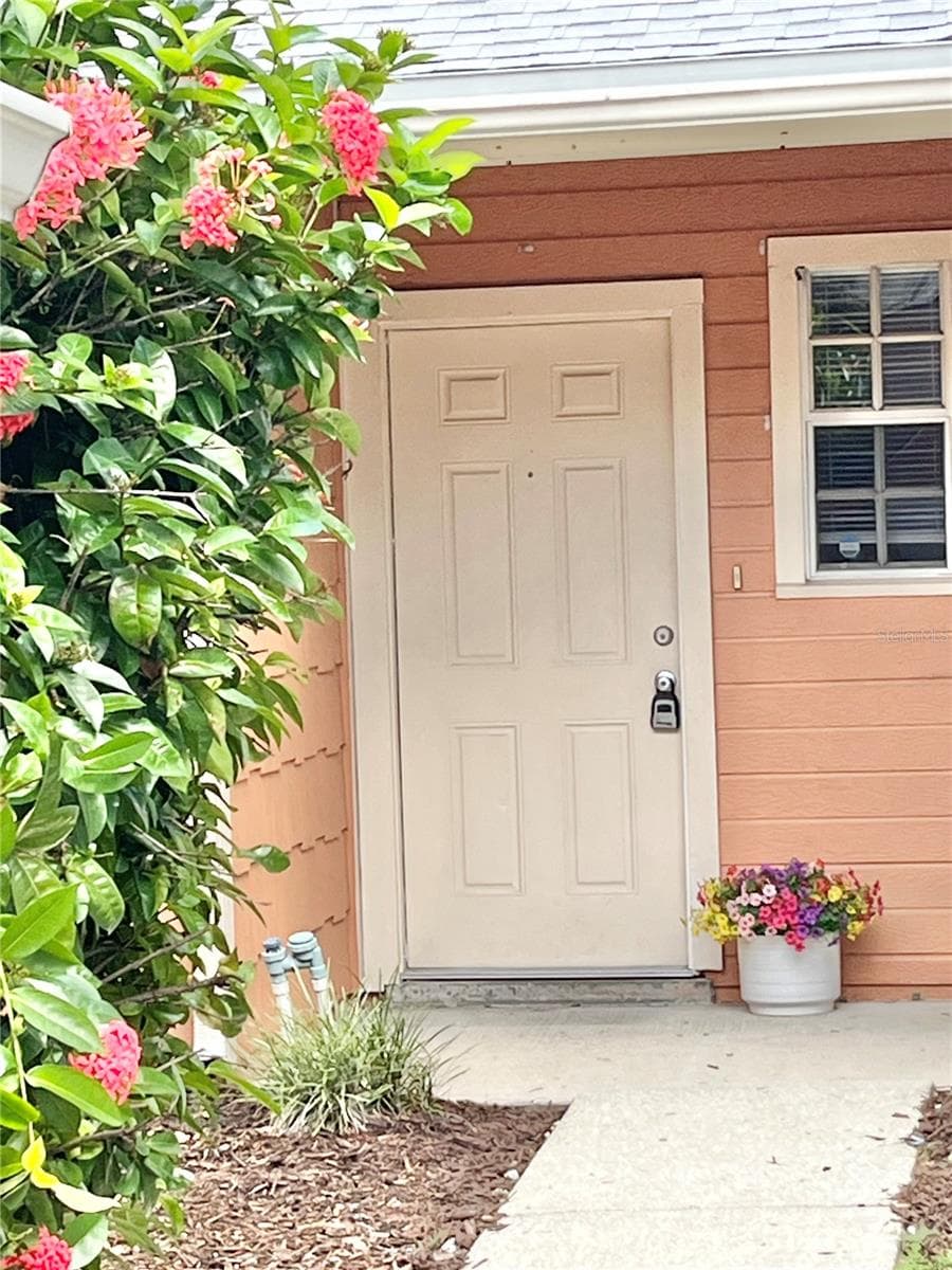 Townhouse at 9459 FOREST HILLS CIR, TAMPA, photo 4 of 32