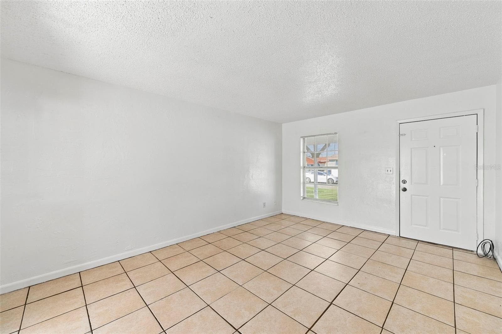 Single Family Residence at 8527 GOLD RIDGE CIR, TAMPA, photo 4 of 23