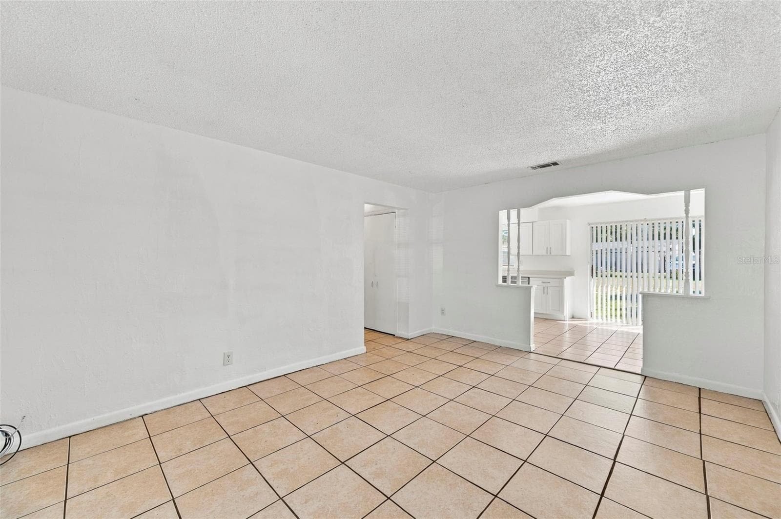 Single Family Residence at 8527 GOLD RIDGE CIR, TAMPA, photo 5 of 23