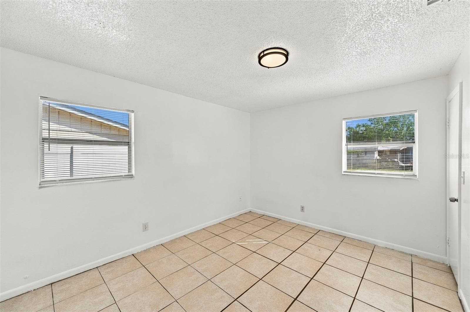 Single Family Residence at 8527 GOLD RIDGE CIR, TAMPA, photo 6 of 23