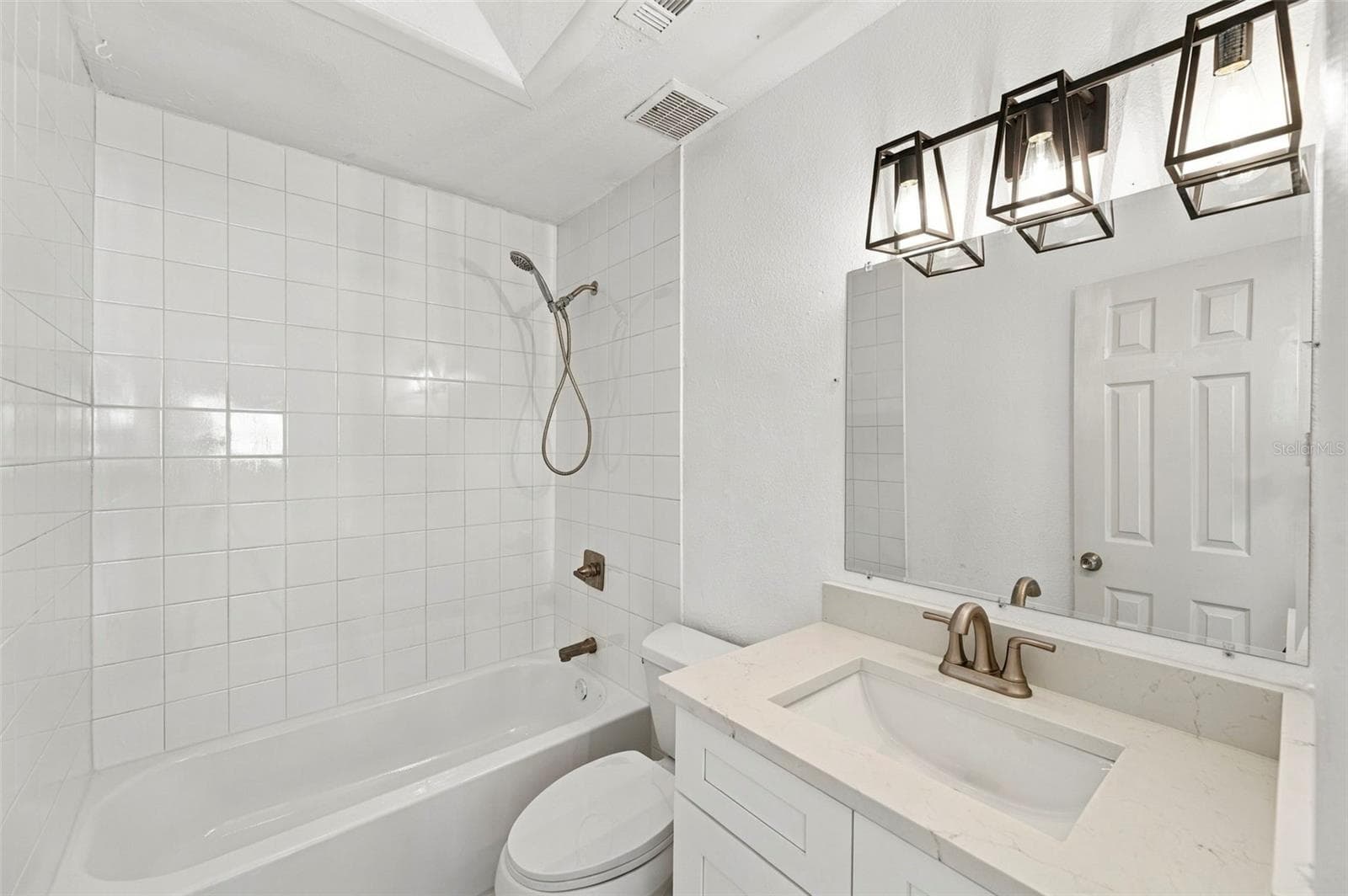 Single Family Residence at 8527 GOLD RIDGE CIR, TAMPA, photo 7 of 23