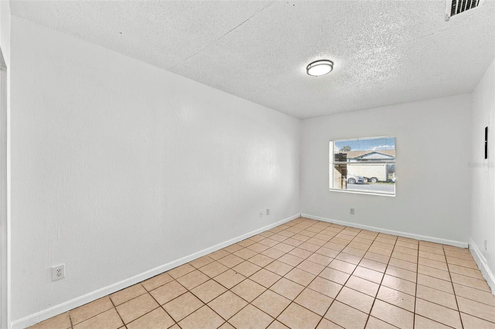 Single Family Residence at 8527 GOLD RIDGE CIR, TAMPA, photo 9 of 23