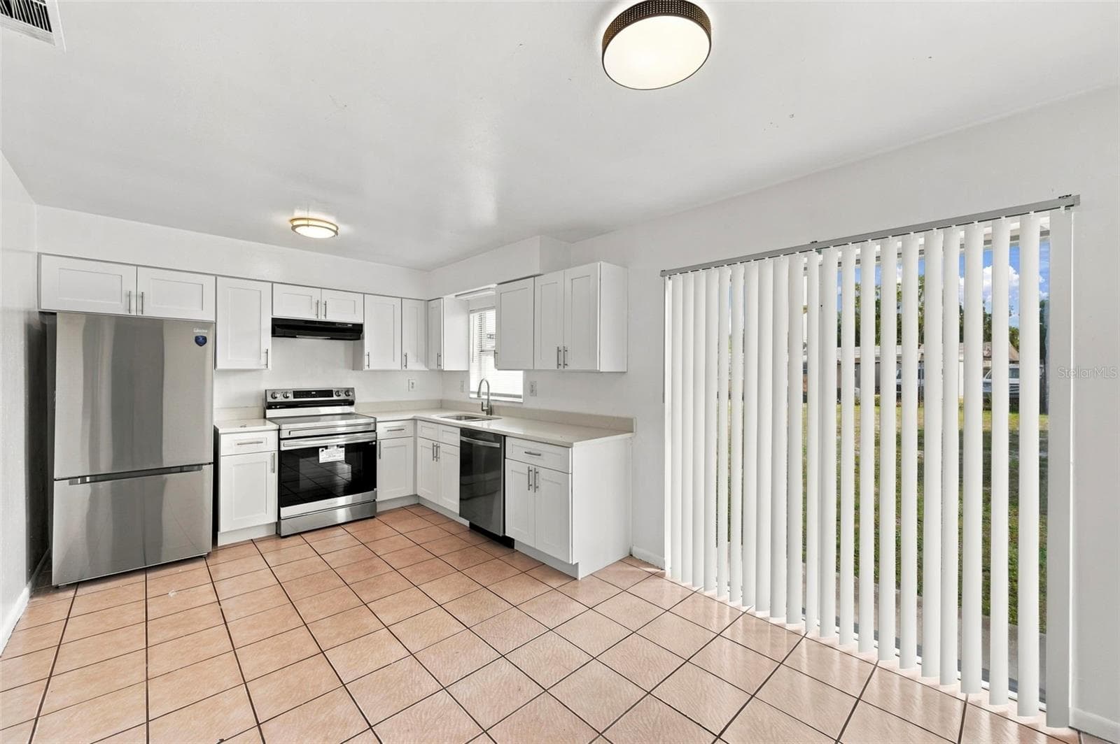 Single Family Residence at 8527 GOLD RIDGE CIR, TAMPA, photo 13 of 23
