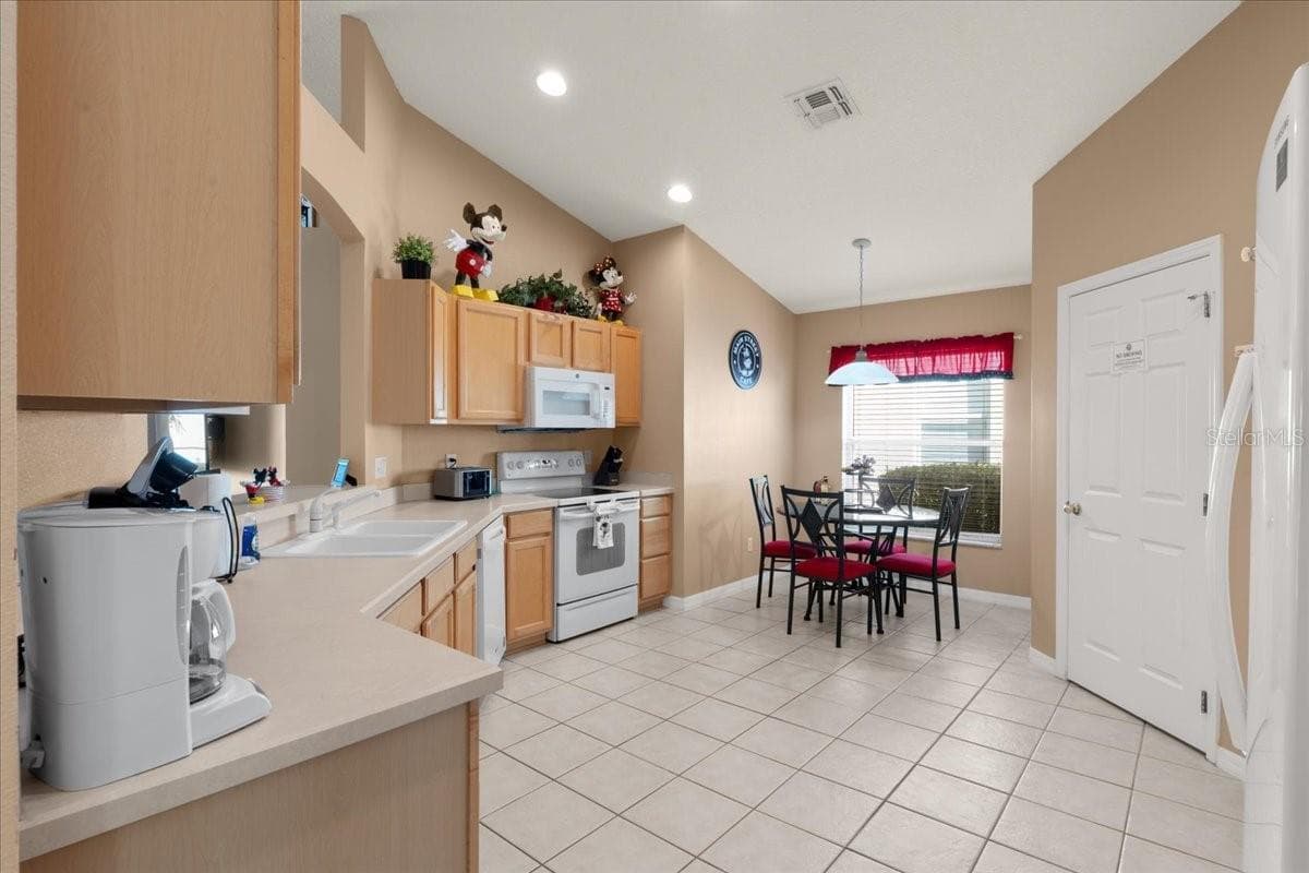 Single Family Residence at 126 HENLEY CIR, DAVENPORT, photo 11 of 50