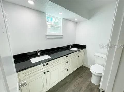 bathroom vanity - 2506 PARADISE CIR, KISSIMMEE