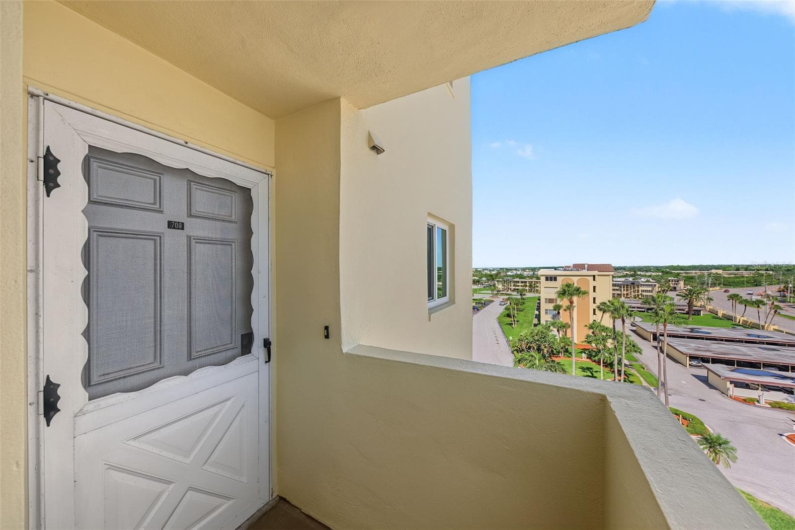 Heritage 709 "CORNER" unit - 4575 COVE CIR #709, ST PETERSBURG