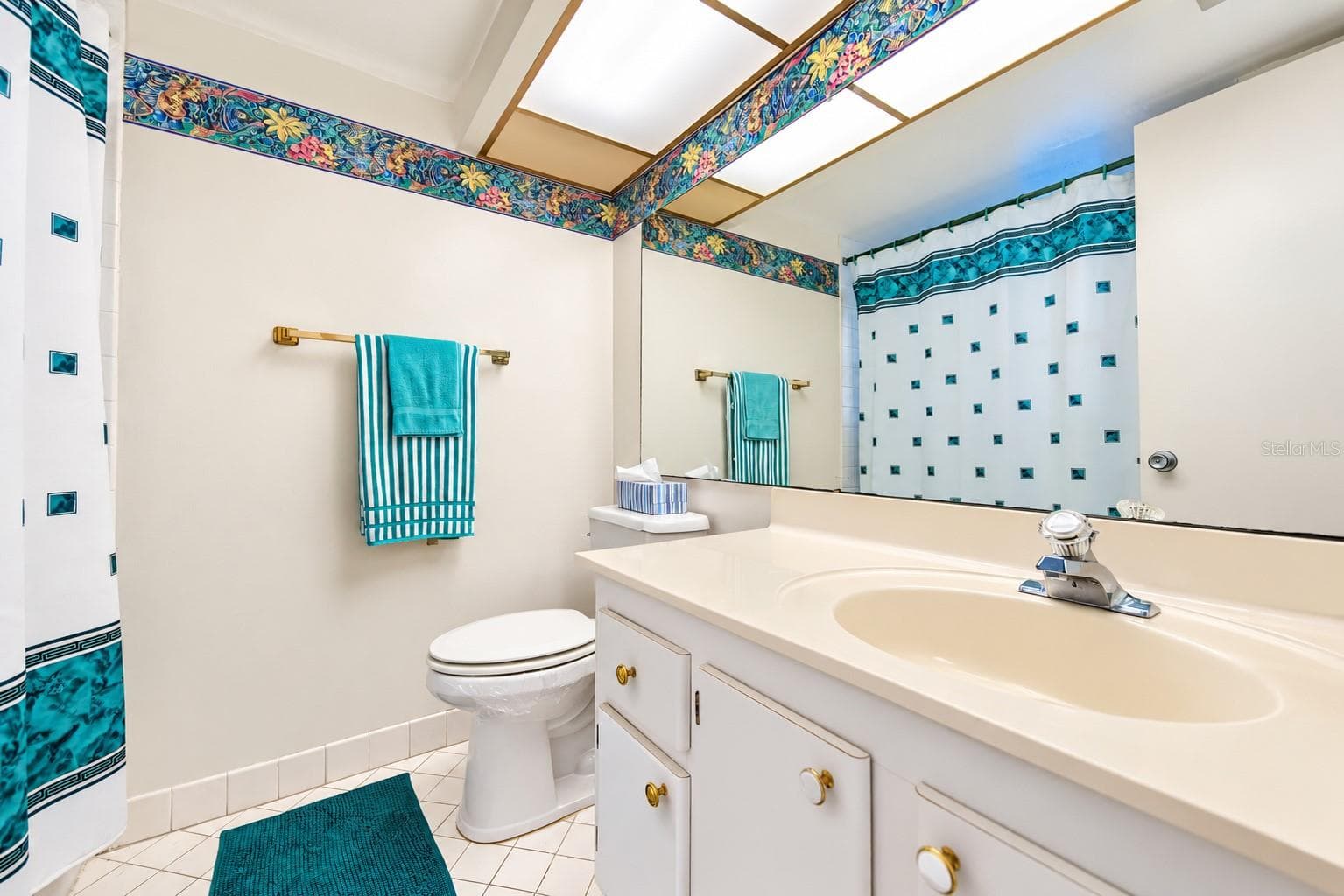 Primary bathroom with tub - 4575 COVE CIR #709, ST PETERSBURG