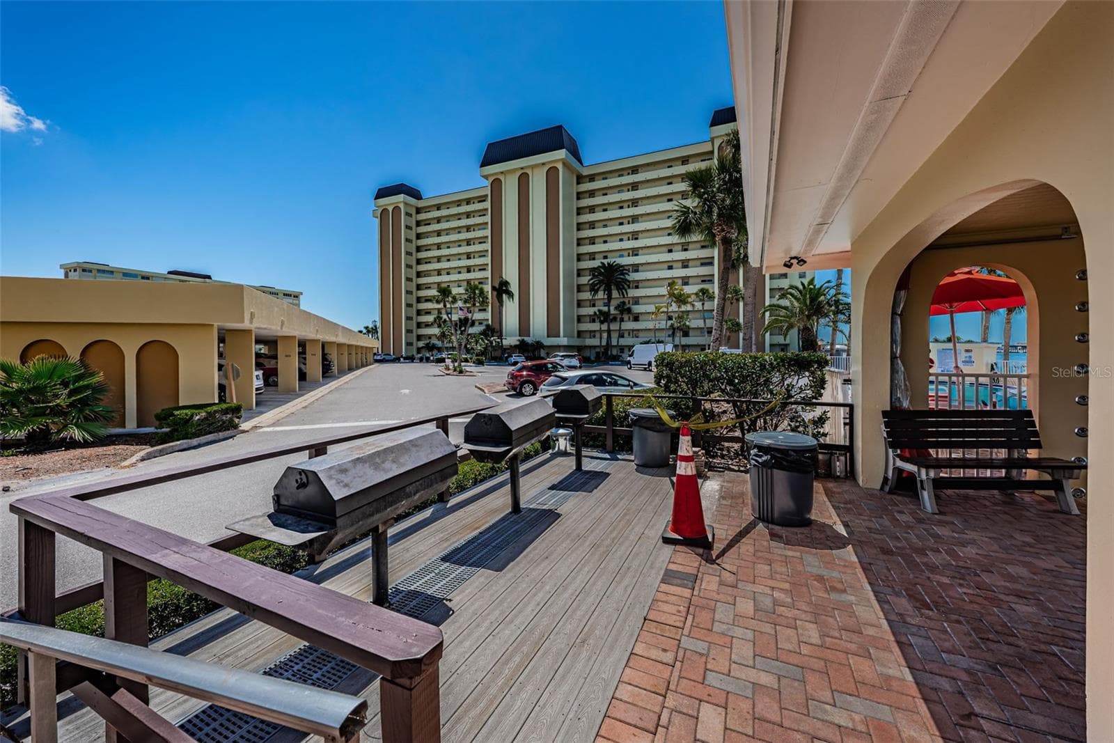 Grills at second pavilion - 4575 COVE CIR #709, ST PETERSBURG