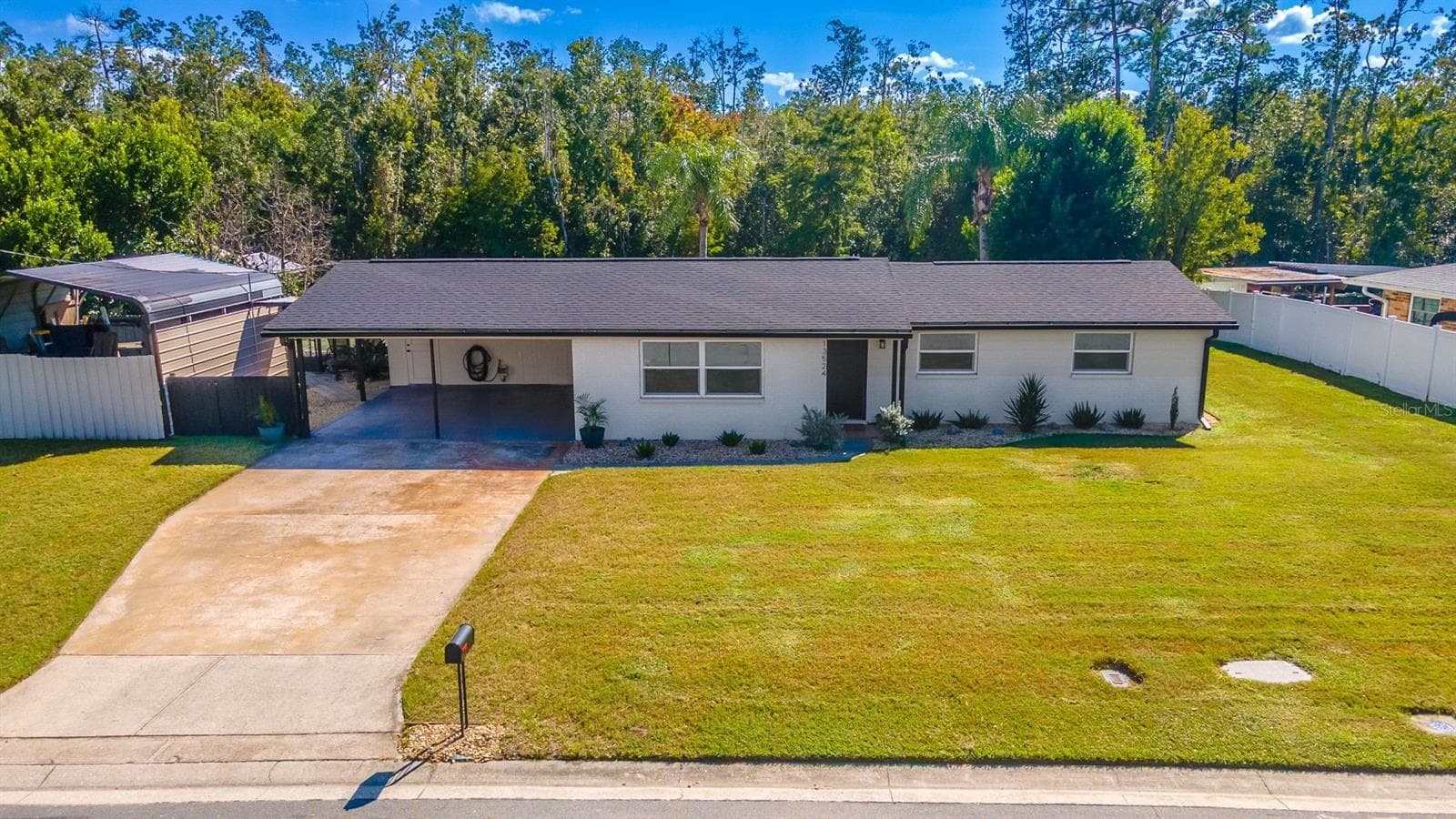 Single Family Residence at 13524 COUNTRY CLUB DR, TAVARES, photo 8 of 78