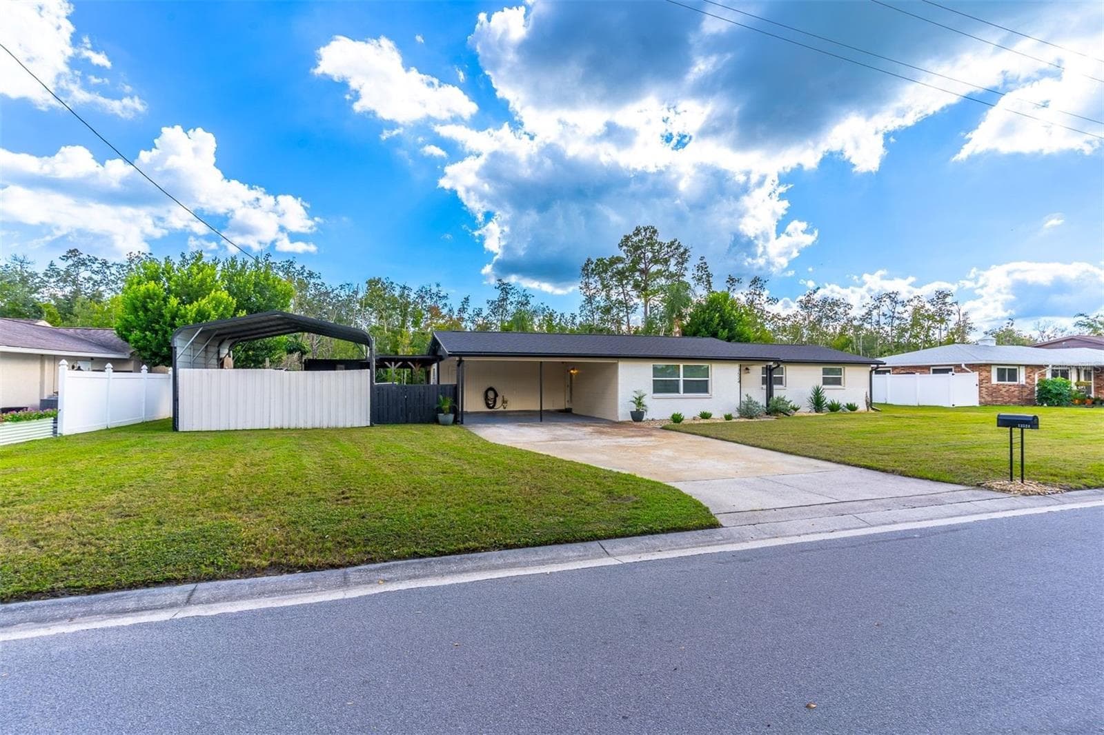 Single Family Residence at 13524 COUNTRY CLUB DR, TAVARES, photo 14 of 78