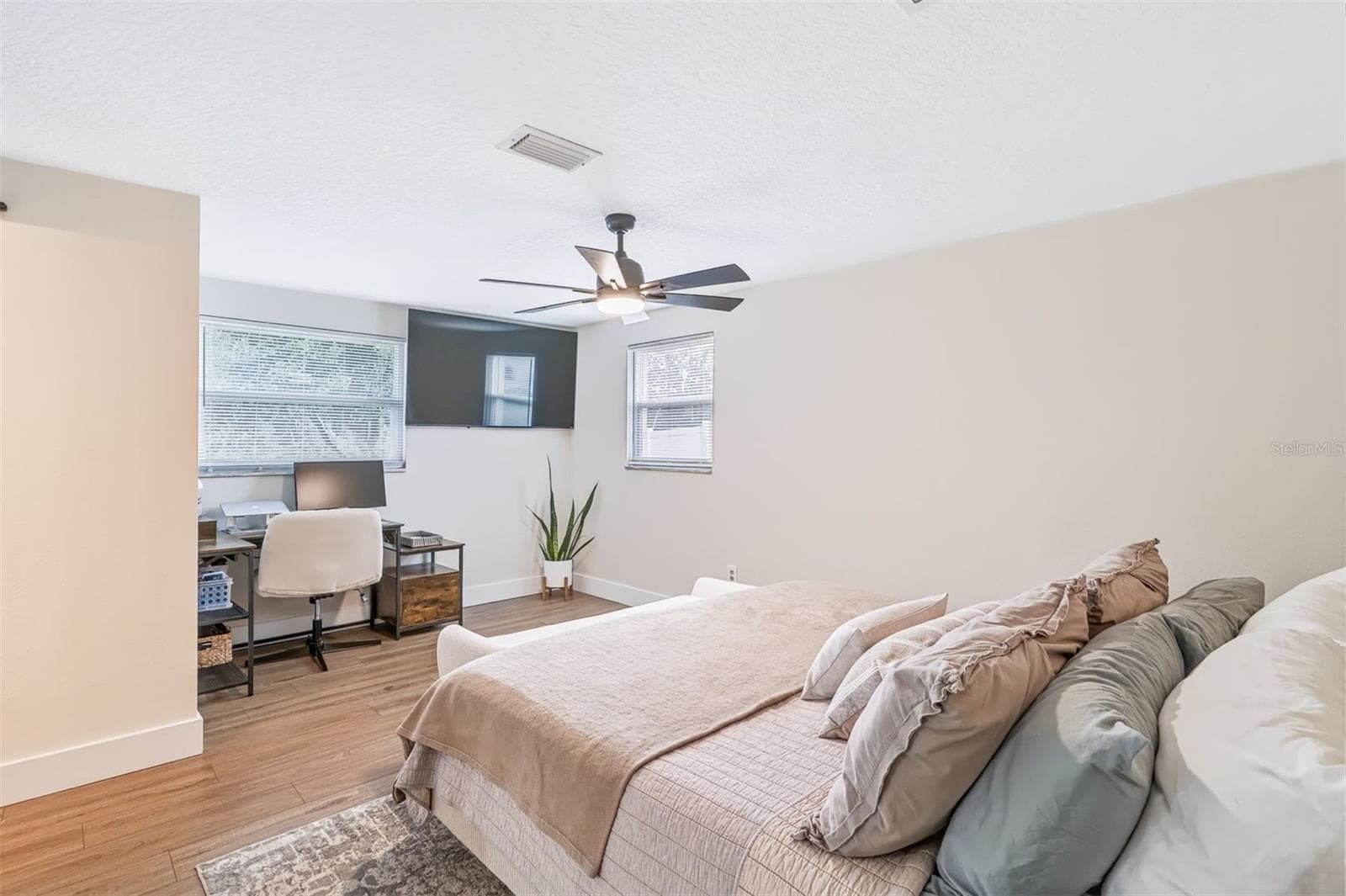 Single Family Residence at 13524 COUNTRY CLUB DR, TAVARES, photo 31 of 78