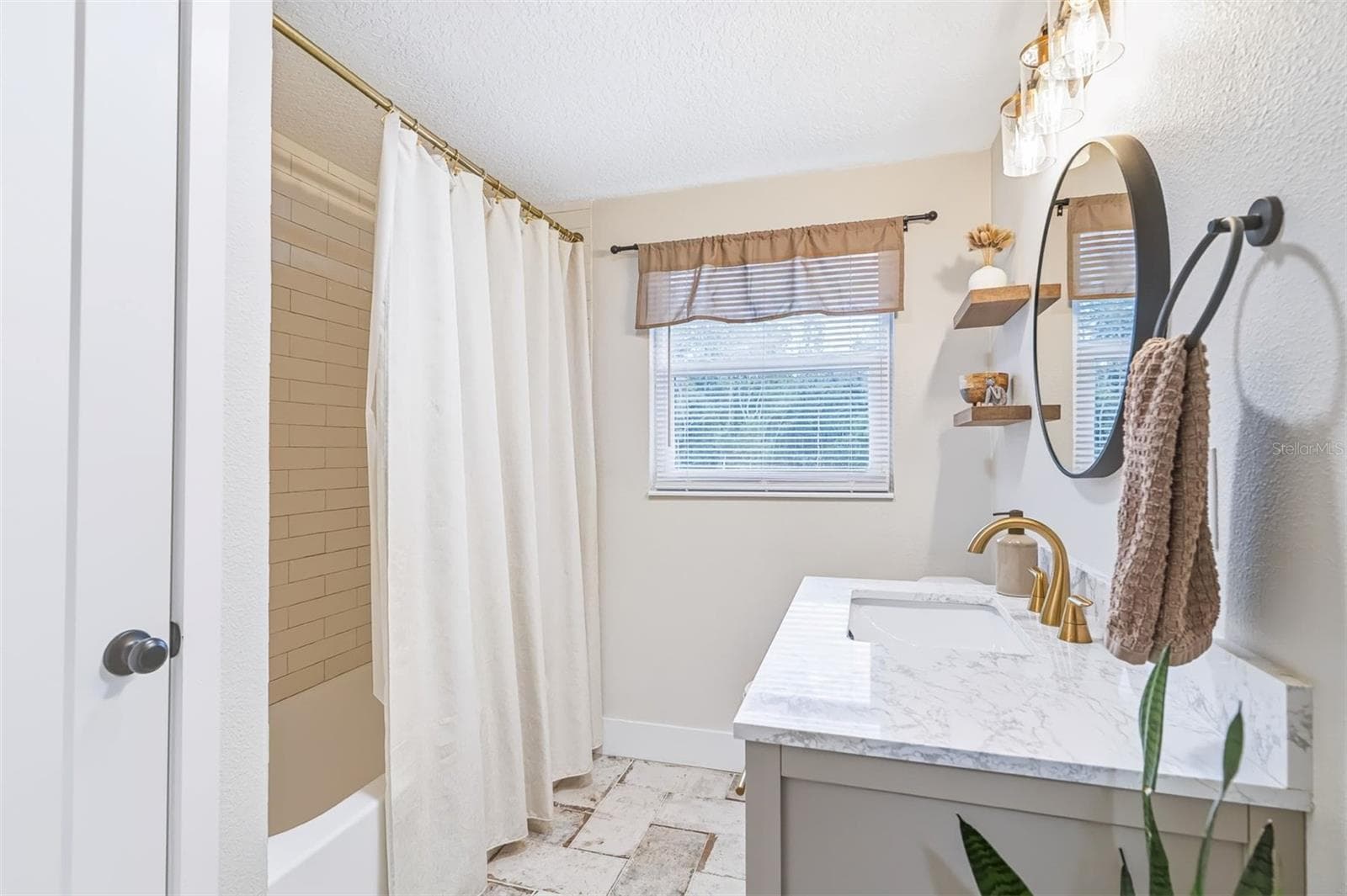 Single Family Residence at 13524 COUNTRY CLUB DR, TAVARES, photo 40 of 78