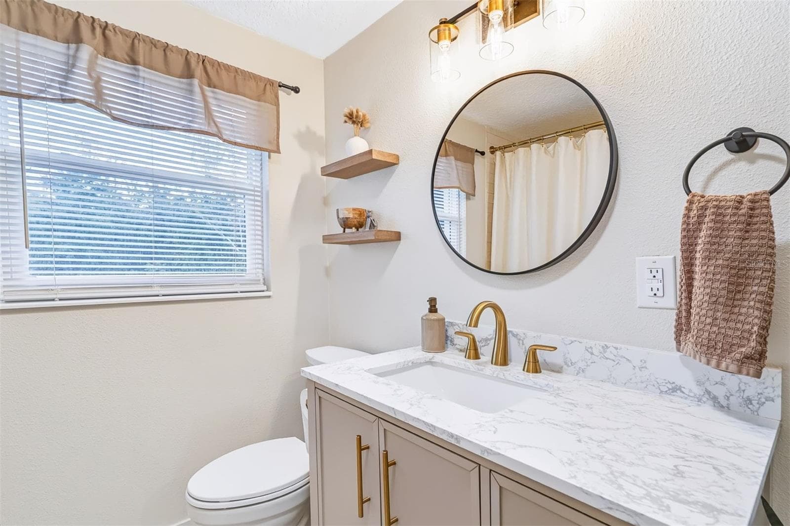 Single Family Residence at 13524 COUNTRY CLUB DR, TAVARES, photo 41 of 78
