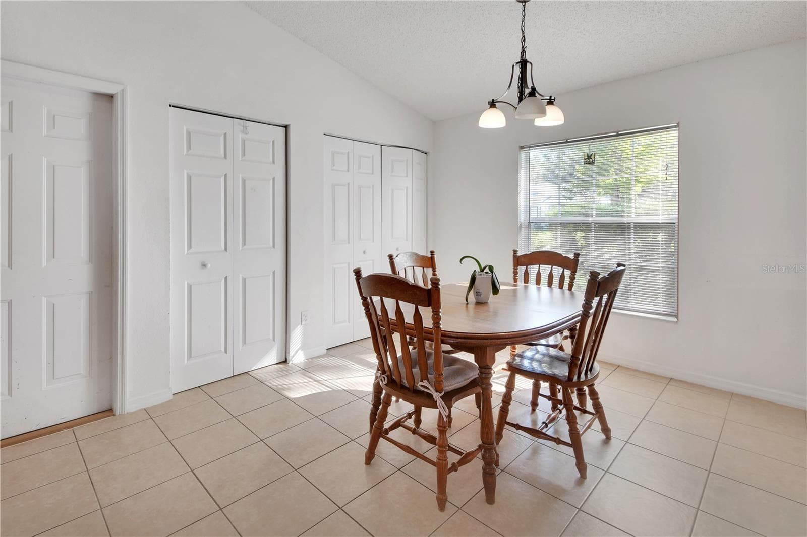 Oversized Eat-in Kitchen.Pantry & Laundry area - 9 PERTHSHIRE LN, PALM COAST