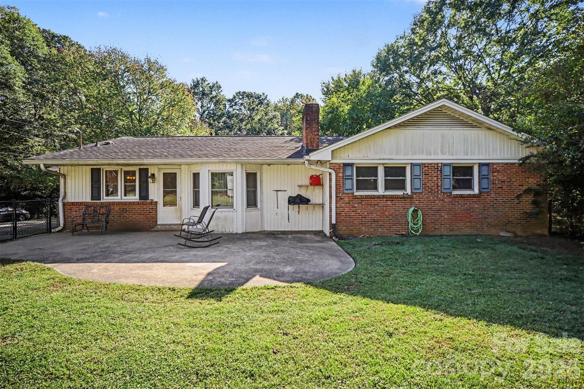 Single Family Residence at 402 Sunset Circle, Dallas, photo 10 of 46