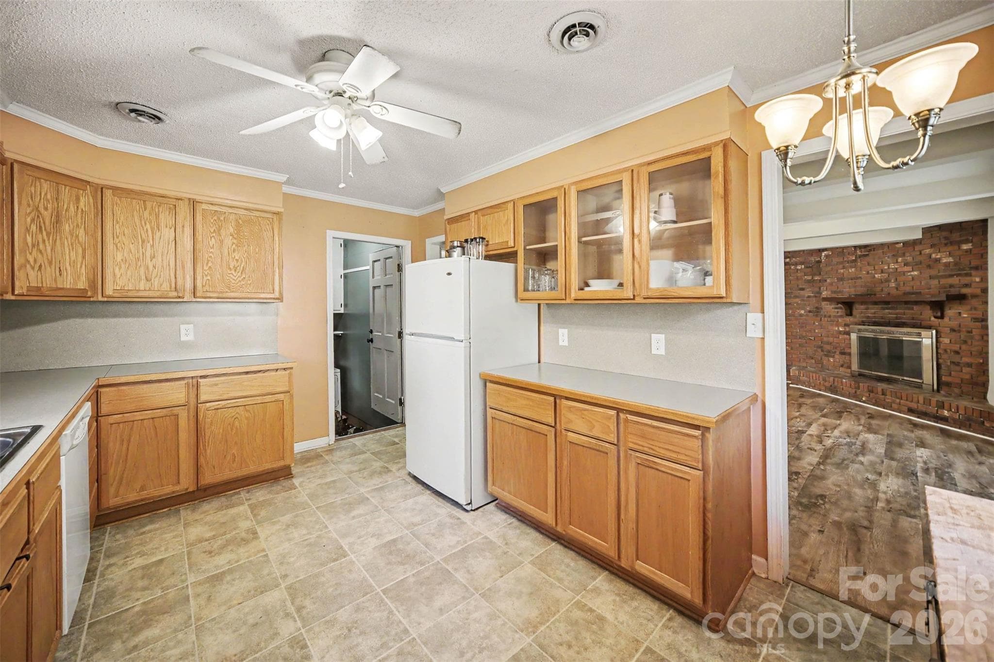 Single Family Residence at 402 Sunset Circle, Dallas, photo 12 of 46