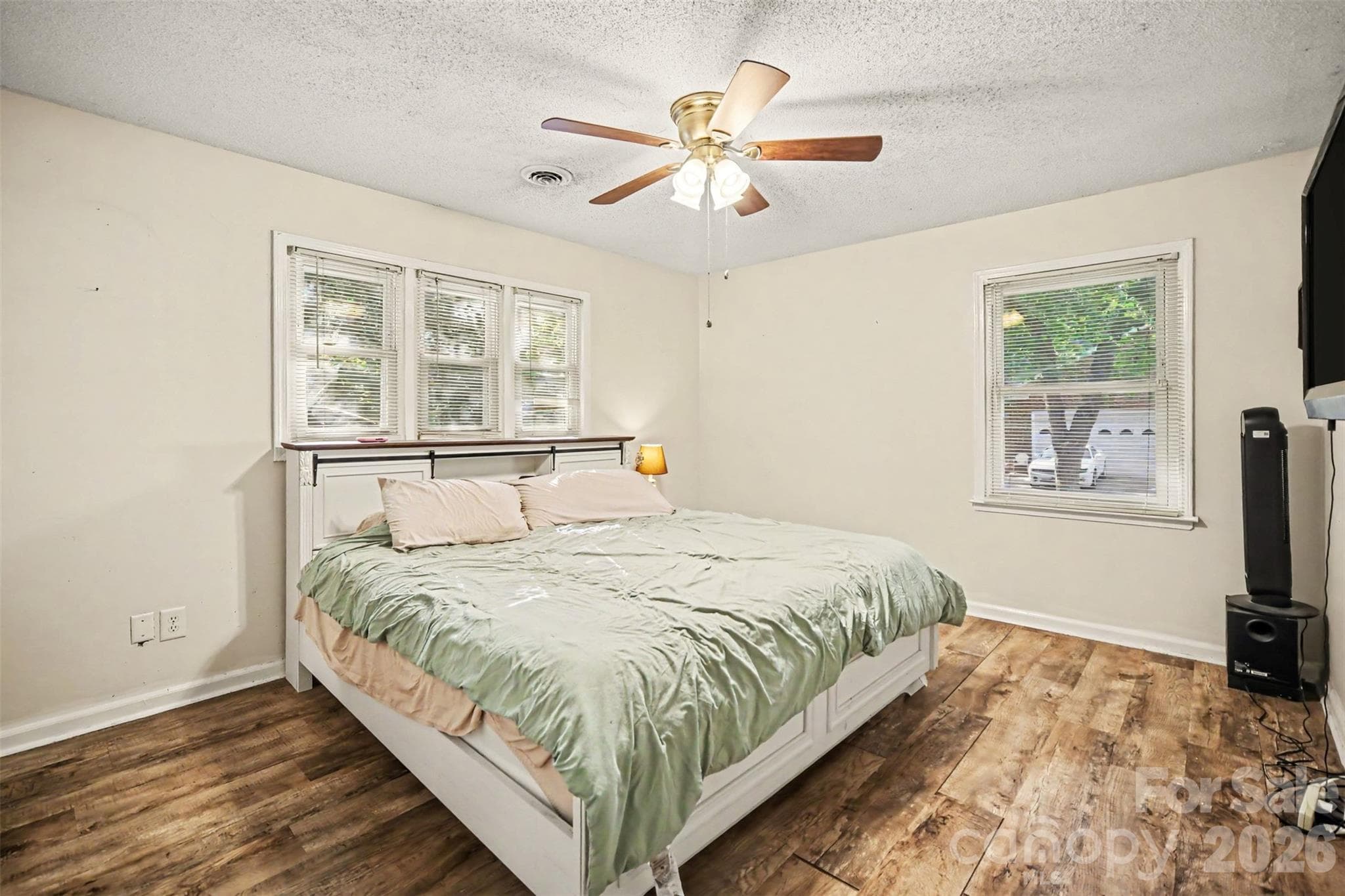 Single Family Residence at 402 Sunset Circle, Dallas, photo 34 of 46